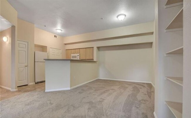 Building Photo - BEAUTIFUL 2 BED 2 BATH CONDO LOCATED ACROS...