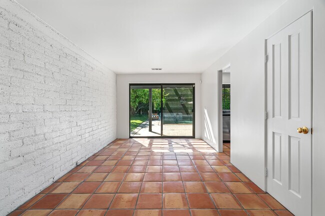 Building Photo - 839 N Avenida Olivos