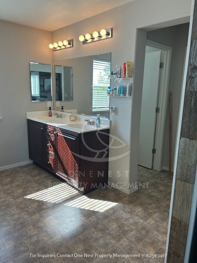 Building Photo - 3 bdrm + Den rental in Plumas Lake!