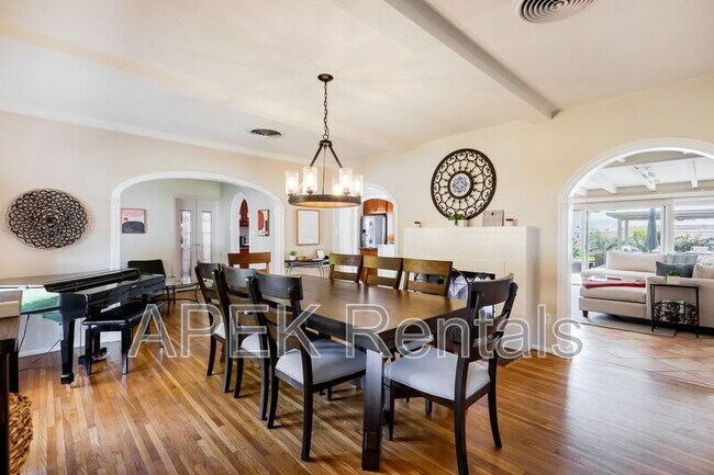 Building Photo - 477 E Vía Colusa