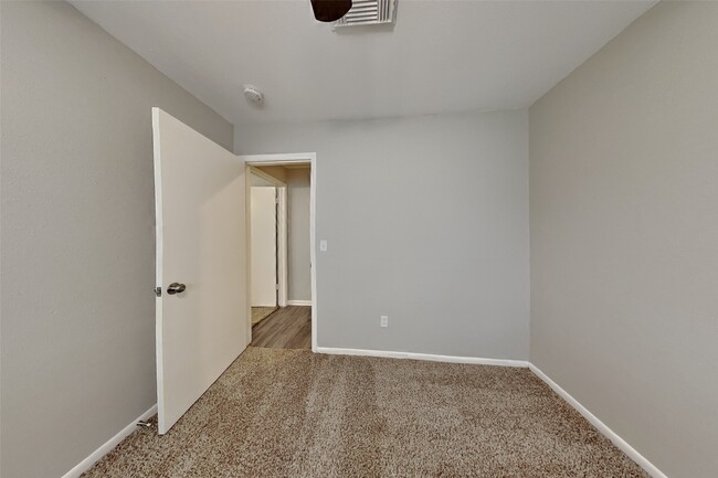 Building Photo - 12303 Flaxen Dr