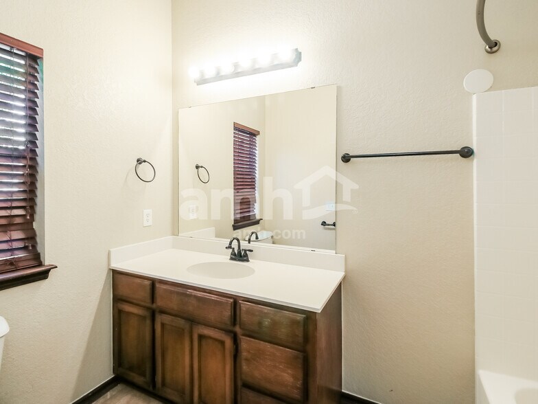 Building Photo - 16237 Everglade Ln