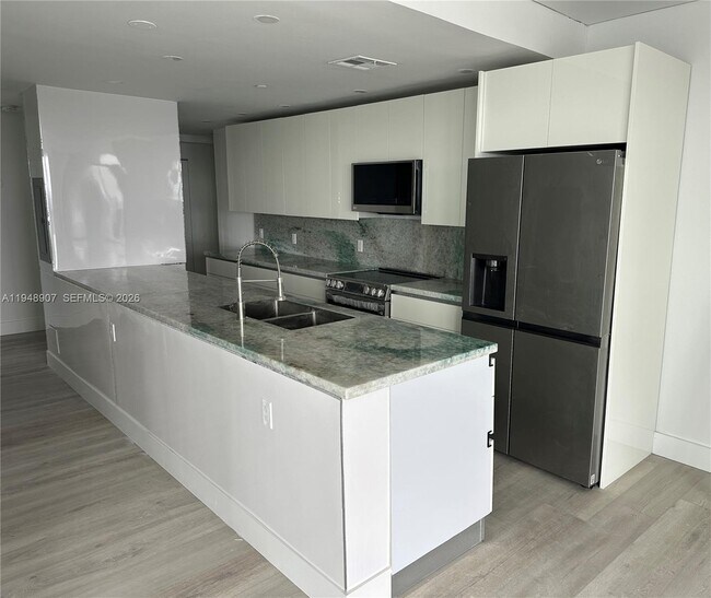 Building Photo - 555 NE 15th St