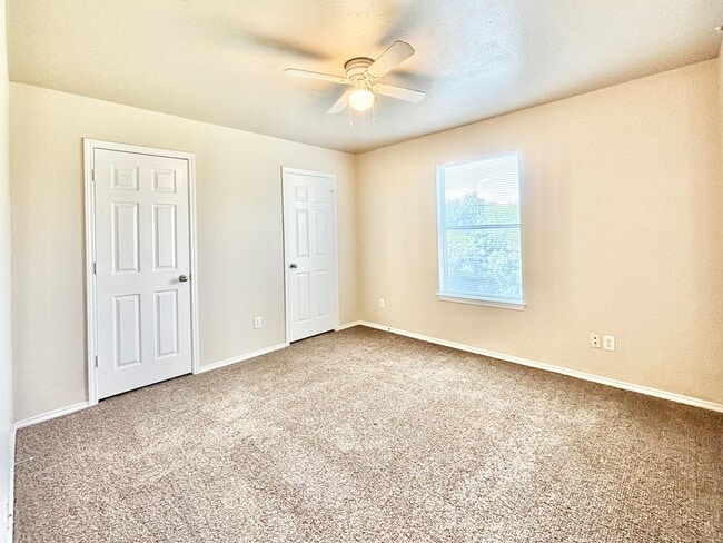 Building Photo - Conveniently located townhome in Universal...