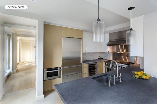 Building Photo - 141 E 88th St