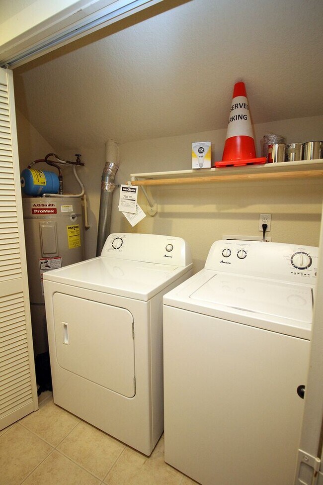 Building Photo - Tanasbourne 2 Bed 1 Bath Townhome