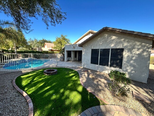 Building Photo - 3 Bed/ 2 Bath Home with Den in Arrowhead Ranch with Pool!
