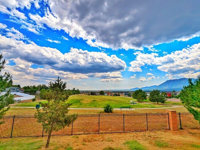 Building Photo - 2 Bedroom 2.5 Bath Townhome