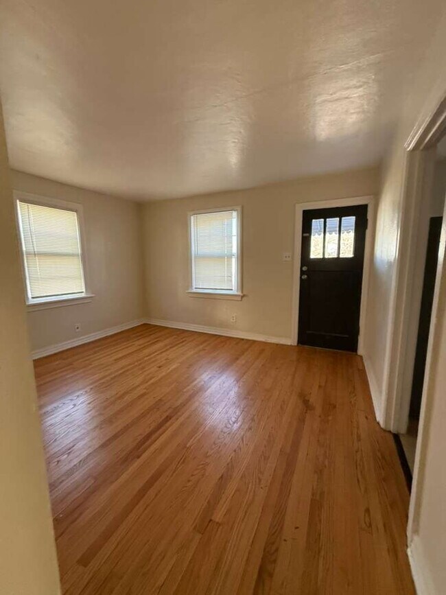 Building Photo - "Charming 3-Bedroom, 1 bath Riverview Retreat with Hardwood Floors & Unfinished basement!"  Ready...