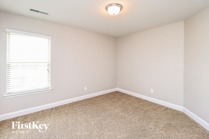 Building Photo - 495 River Crest Dr N