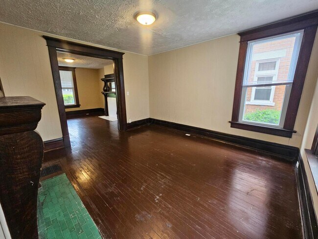 Building Photo - 831 Linwood Ave