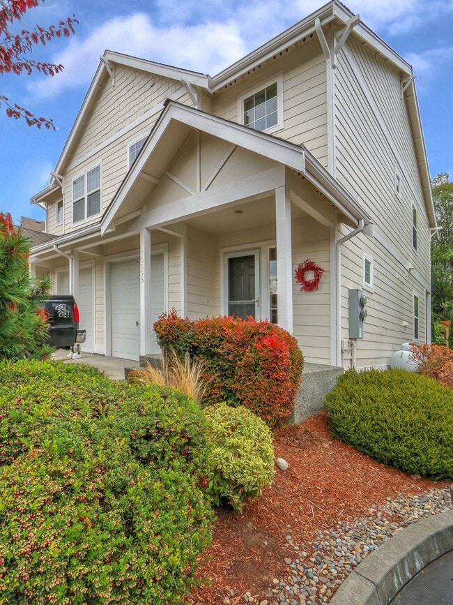 Building Photo - in town Kingston 3 bedroom townhome now available