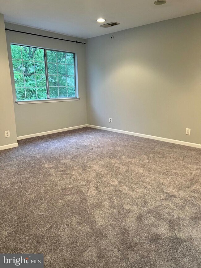 Building Photo - 5705 Chapman Mill Dr