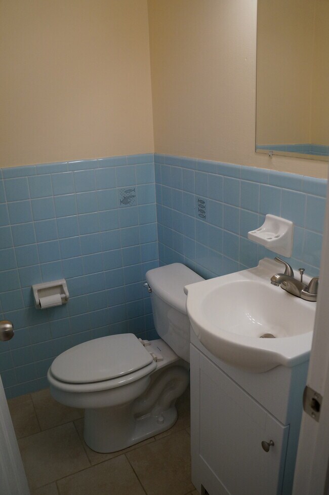 half bath - 749 Aeronca Rd NW