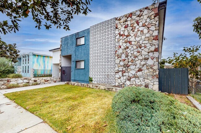 Building Photo - 255 S Ave 55