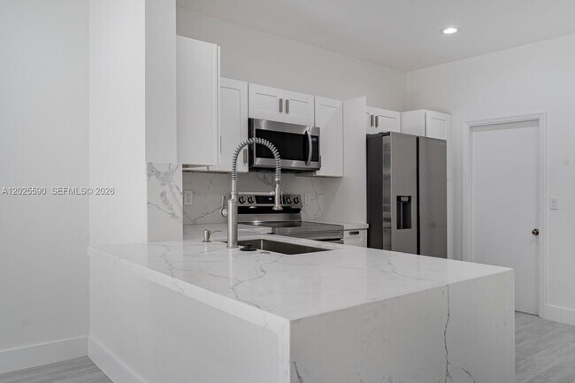 Building Photo - 2098 Madeira Dr