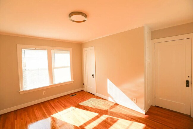 Building Photo - 723 N Monroe St