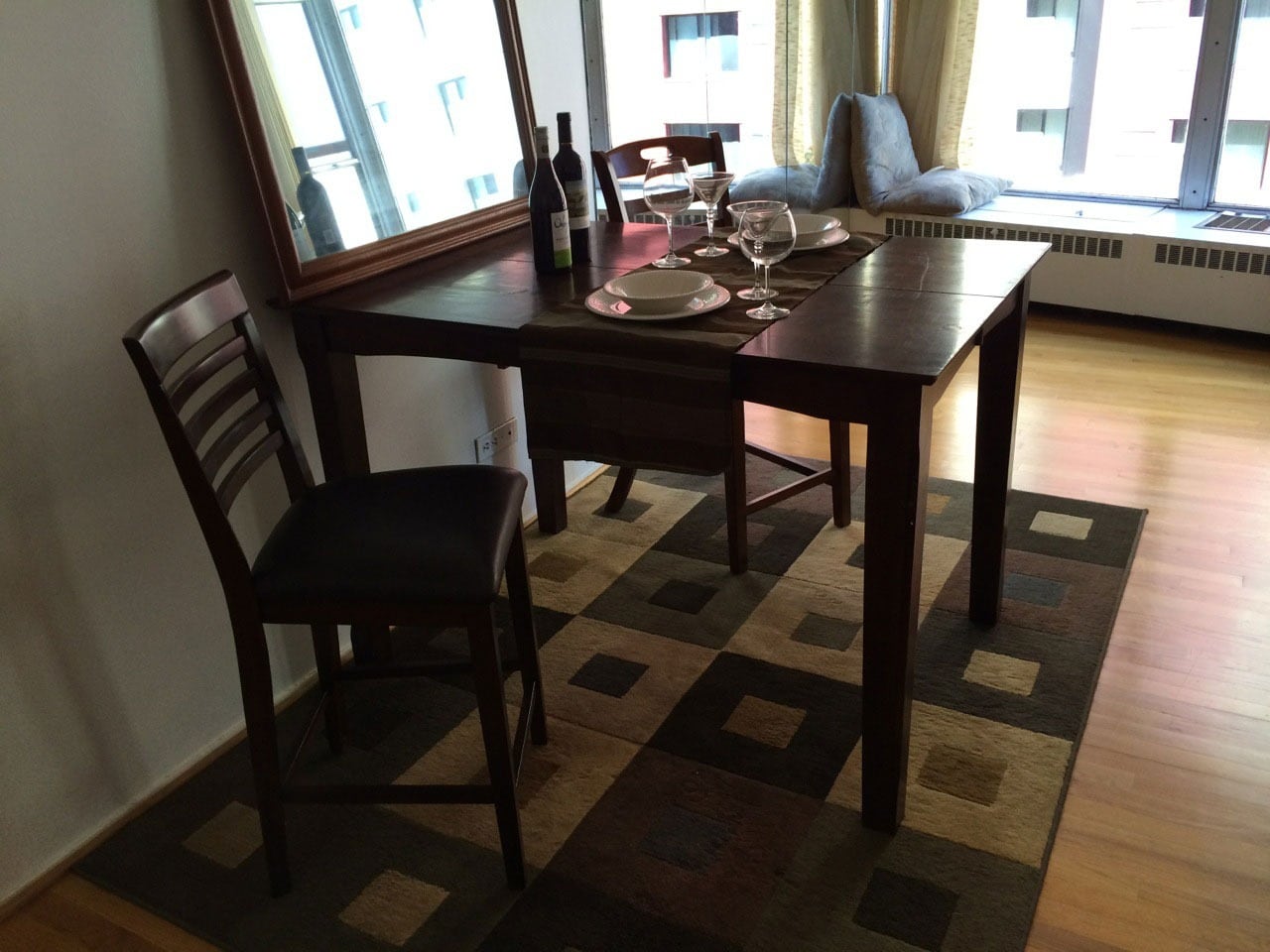 Dining area - 8200 E Jefferson Ave