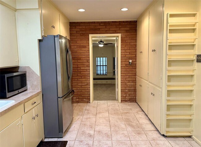 Building Photo - 709 W 34th St