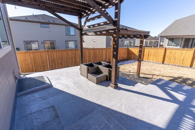 Building Photo - Available NOW! 4 Bedroom 3 Bath Beautiful Home