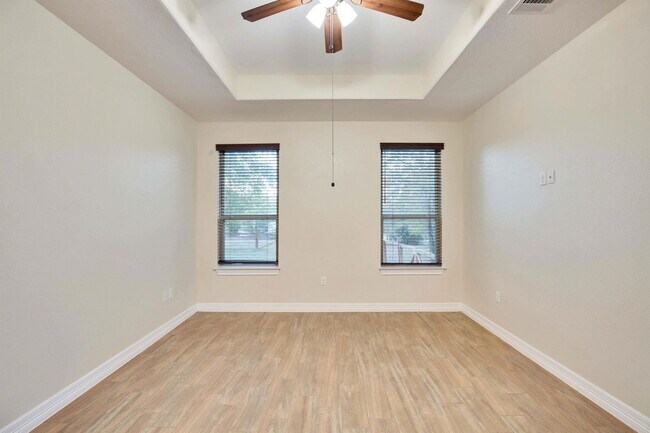 Building Photo - 118 N Buckhorn Dr