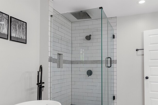 Building Photo - 185 Alexander St