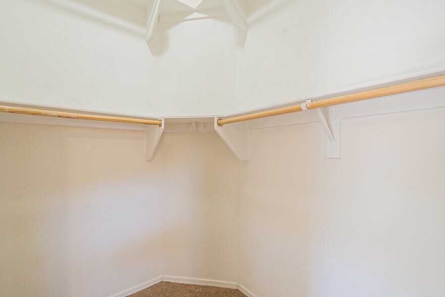 Building Photo - 2725 E Mine Creek Rd