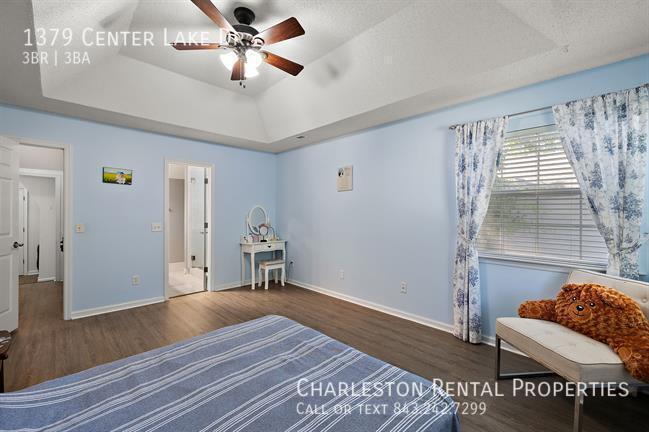 Building Photo - 1379 Center Lake Dr