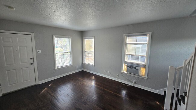 Building Photo - 407/409 Natalen Avenue