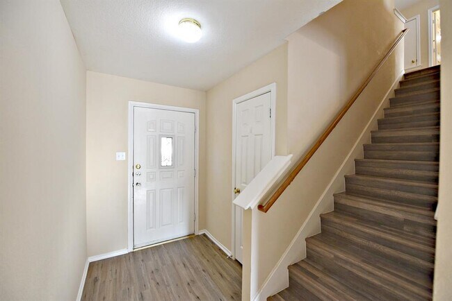 Building Photo - 105 Mesa Dr