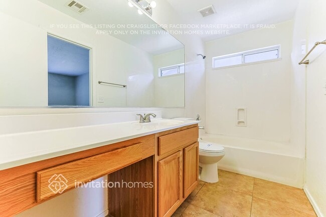 Building Photo - 504 N Hassett