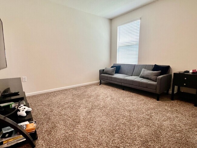 Building Photo - Available 11/1/24 Three bedroom two bath h...