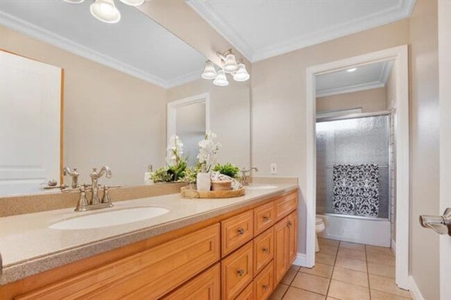 Building Photo - Fully remodeled home, Pet friendly with A/...