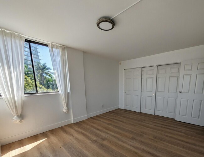 Building Photo - 2715 Tigertail Ave