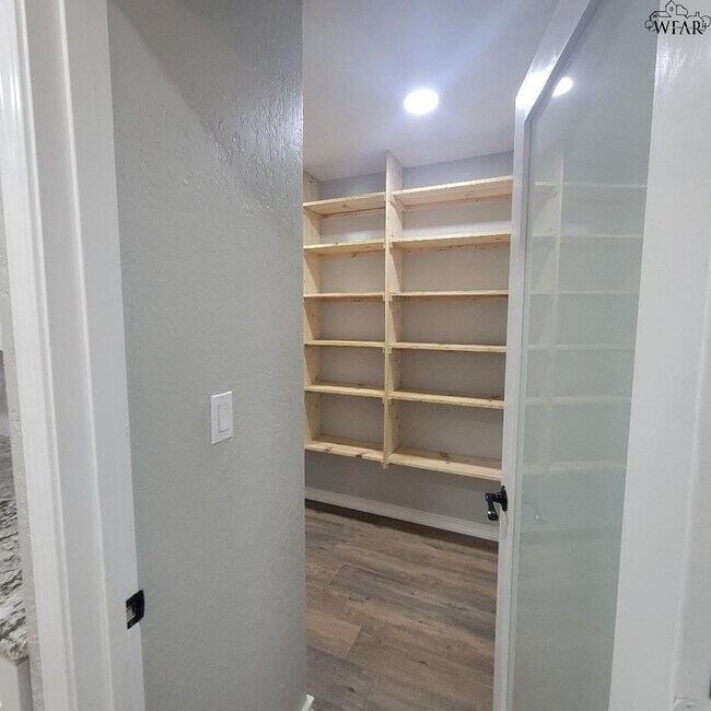 Building Photo - 4444 Phillips Dr