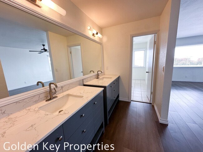 Building Photo - Ocean-View 2BR/2.5BA Townhome in Cardiff!