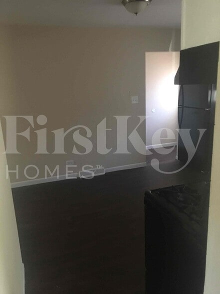 Building Photo - 410 S Villa Ave