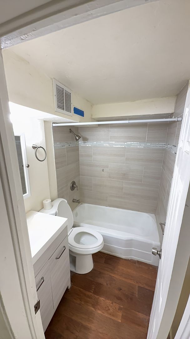 Building Photo - Beautiful Two bedroom , Holladay; 800 sq ft; New Flooring