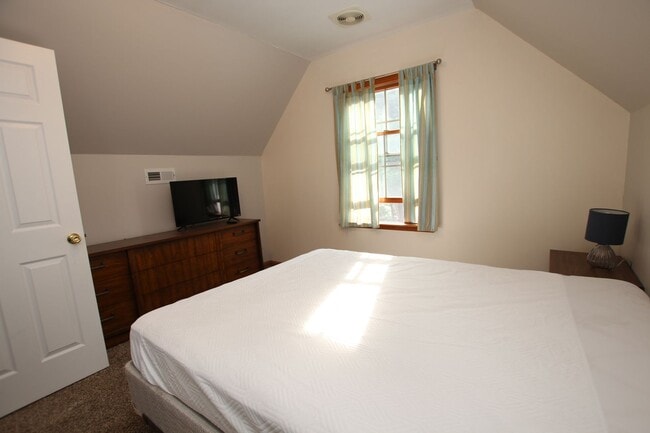 Building Photo - Garage apartment located close to area sho...