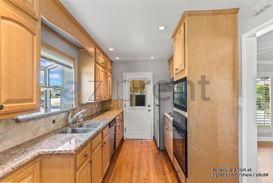 Building Photo - 2010 Helena Way