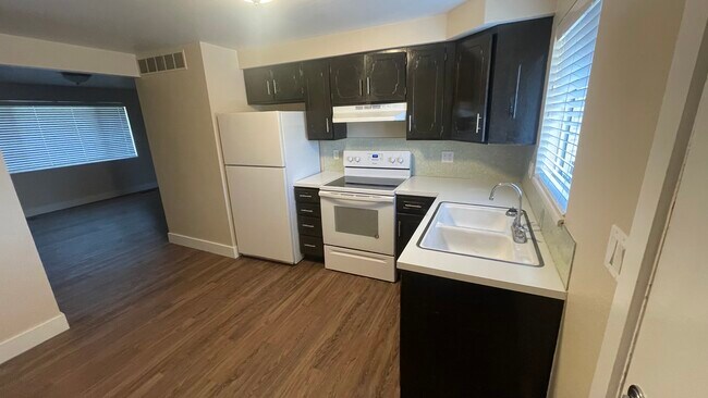 Building Photo - UNIT 525
