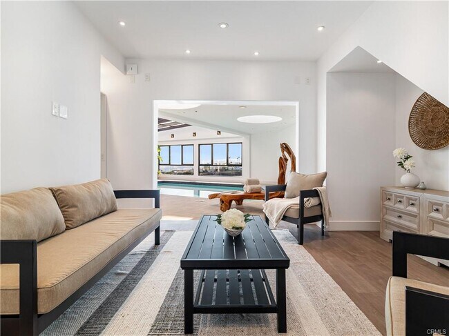 Primary Photo - 2287 Sunset Plaza Dr