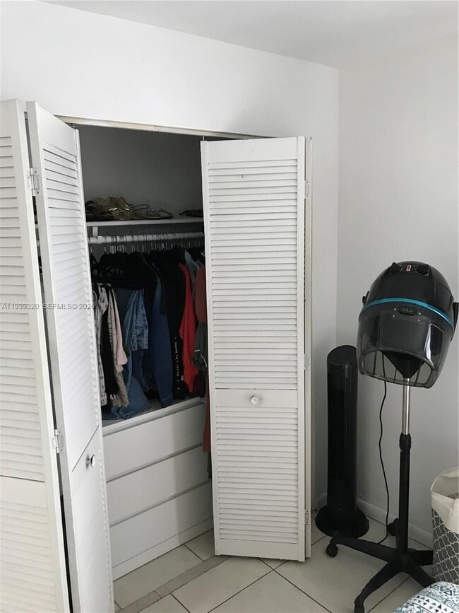 Building Photo - 10353 N Kendall Dr