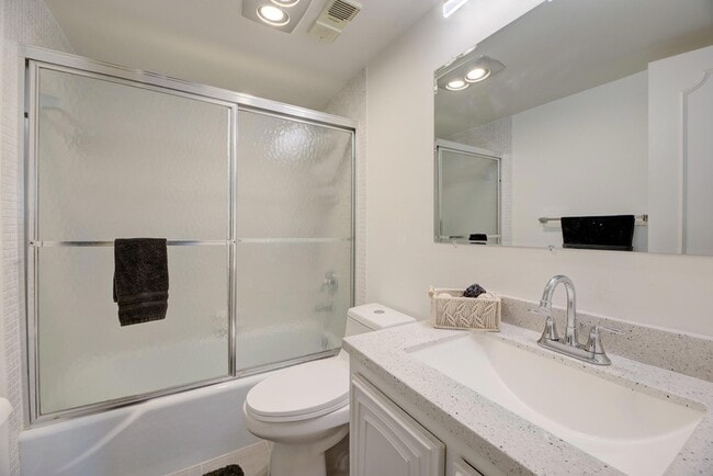 Building Photo - 1537 E Hillsboro Blvd