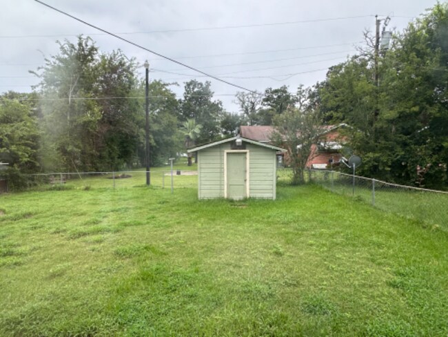 Building Photo - 205 Chambers St