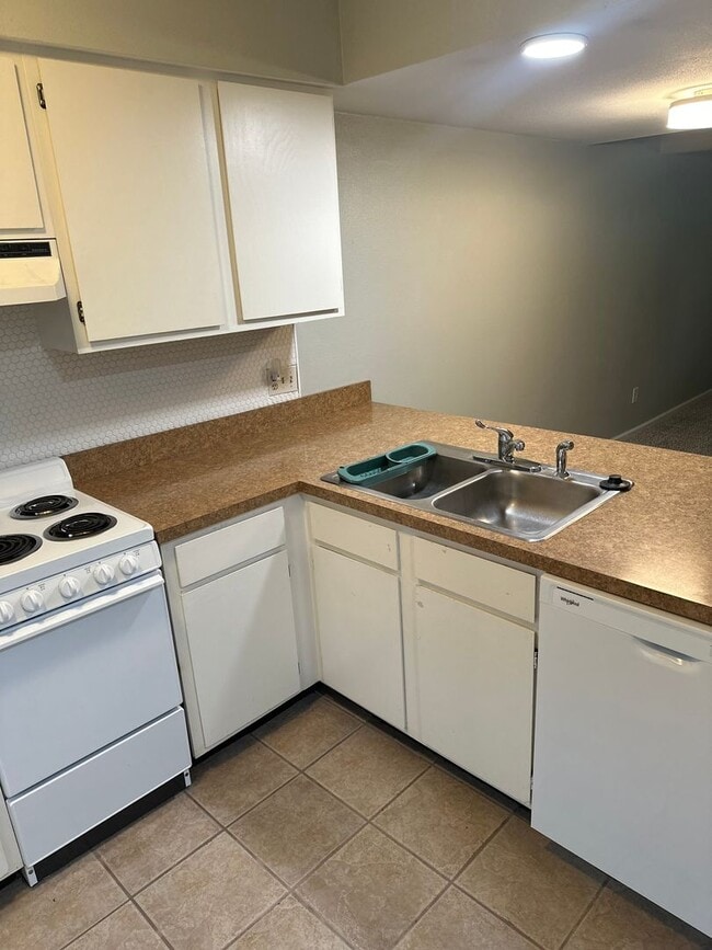 Building Photo - 2-Bedroom, 2-Bathroom End Unit Condo with ...