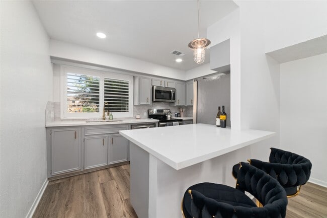 Building Photo - 717 Davis Rd