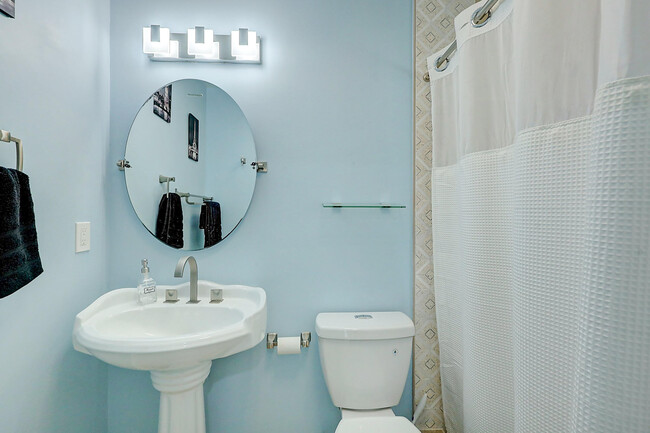 Building Photo - 238 SW Grove Ave