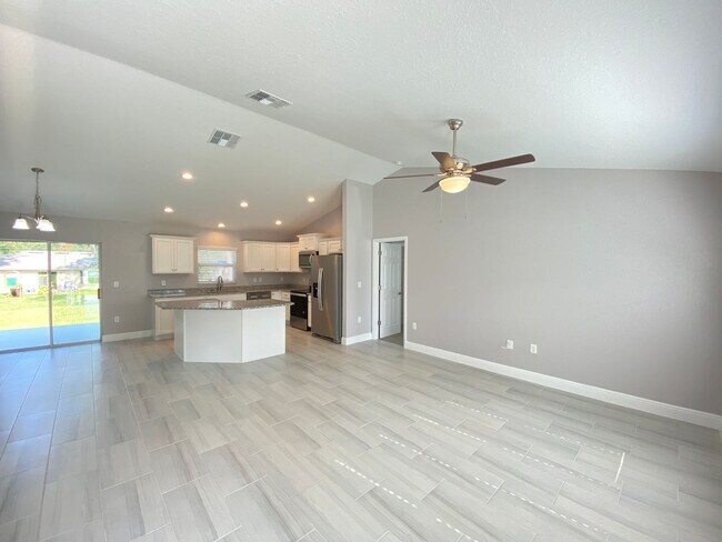 Building Photo - 52 Oak Cir