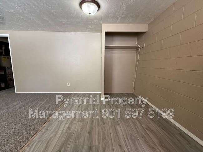 Building Photo - 805 S Cheyenne St